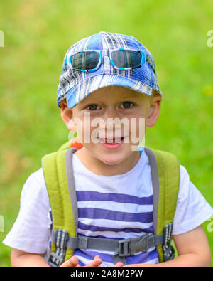 Cute little boy, eine Wanderung in der Natur des Alpenvorlandes in der Nähe von Sulzberg in Westösterreich Stockfoto