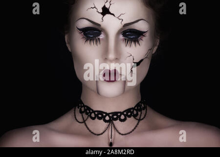 Modell in kreative Bild. Spooky sprechen gebrochen Puppe. Stockfoto