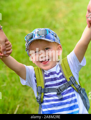 Cute little boy, eine Wanderung in der Natur des Alpenvorlandes in der Nähe von Sulzberg in Westösterreich Stockfoto