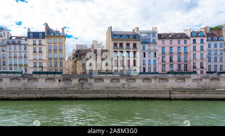 Paris, schöne Häuser am Ufer, quai des Grands-Augustins Stockfoto