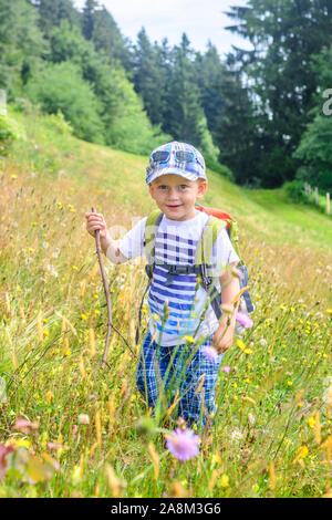 Cute little boy, eine Wanderung in der Natur des Alpenvorlandes in der Nähe von Sulzberg in Westösterreich Stockfoto