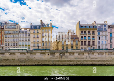 Paris, schöne Häuser am Ufer, quai des Grands-Augustins Stockfoto