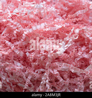 Rosa dekoratives Stroh, Füller, Späne, Papier, Farbbänder. Schneiden Sie das Papier für die Verpackung. Dekorative biologisch abbaubare Filler, Eco Paket, Ansicht von oben Stockfoto