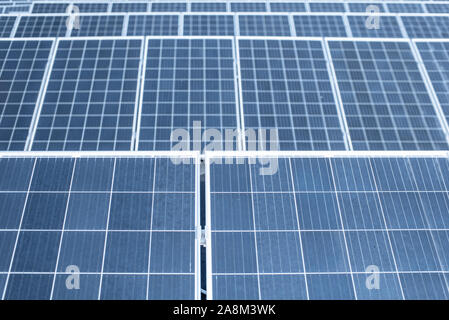 In der Nähe von Solarzellen auf Photovoltaikanlage Stockfoto
