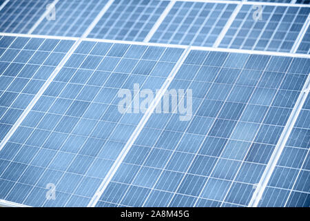 In der Nähe von Solarzellen auf Photovoltaikanlage Stockfoto