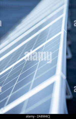 Nahaufnahme der Solarmodule auf Photovoltaikanlage Stockfoto