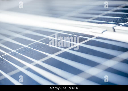 Nahaufnahme der Solarmodule auf Photovoltaikanlage Stockfoto