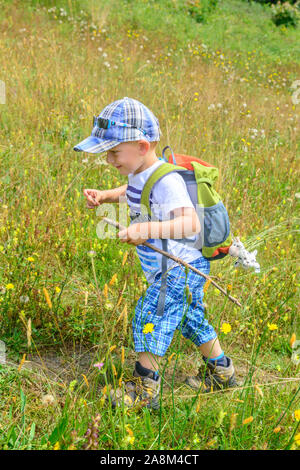 Cute little boy, eine Wanderung in der Natur des Alpenvorlandes in der Nähe von Sulzberg in Westösterreich Stockfoto