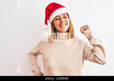 Schöne rothaarige Frau mit Mütze über isolierte Hintergrund zurück reicht, müde und entspannt, schläfrig und Gähnen für am frühen Morgen Stockfoto