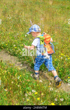 Cute little boy, eine Wanderung in der Natur des Alpenvorlandes in der Nähe von Sulzberg in Westösterreich Stockfoto