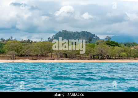 Sao Tome, schöne Landschaft, Dorf, Strand und Regenwald im Hintergrund Stockfoto