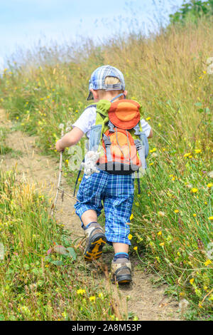 Cute little boy, eine Wanderung in der Natur des Alpenvorlandes in der Nähe von Sulzberg in Westösterreich Stockfoto