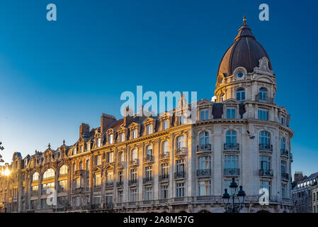 Lille, alte Häuser im Zentrum, und der Glockenturm der Chambre de Commerce Stockfoto