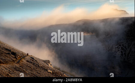 Unbekannter Mann am späten Abend Trekking an der hikking Pfad des malerischen Dolomiten im Tre Cime Bereich in Südtirol in Italien. Stockfoto