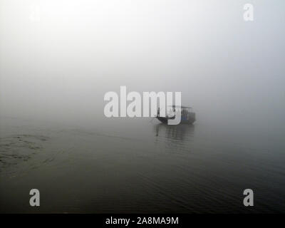 Misty Morning auf der heiligsten Flüsse in Indien. Ganges Delta in den Sundarbans, West Bengal, Indien Stockfoto