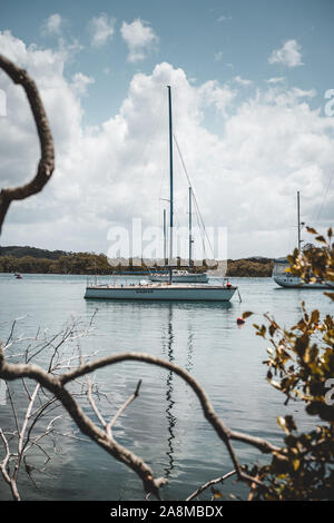 Dunbogan Boatshed, NSW, Australien - 20. Oktober 2019: Landschaftlich schöne Aussicht auf die Boote auf dem ruhigen Camden Haven Einlass-/Fluss. Stockfoto