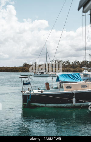 Dunbogan Boatshed, NSW, Australien - 20. Oktober 2019: Landschaftlich schöne Aussicht auf die Boote auf dem ruhigen Camden Haven Einlass-/Fluss. Stockfoto