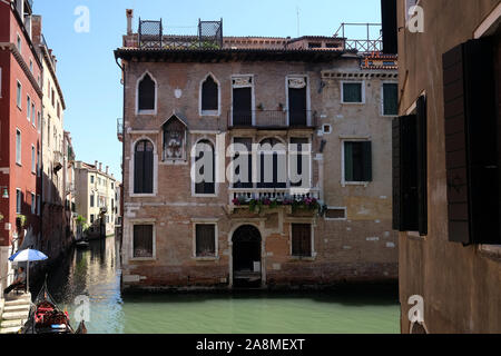 Blick auf den schönen und bunten kleinen Kanälen und historischen Gebäuden in Venedig, Italien Stockfoto