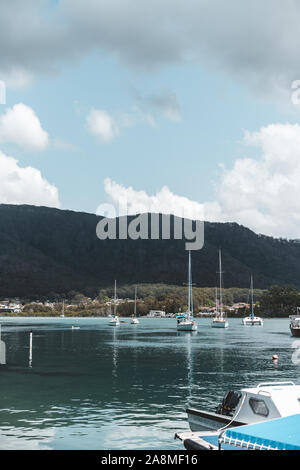 Dunbogan Boatshed, NSW, Australien - 20. Oktober 2019: Landschaftlich schöne Aussicht auf die Boote auf dem ruhigen Camden Haven Einlass-/Fluss. Stockfoto