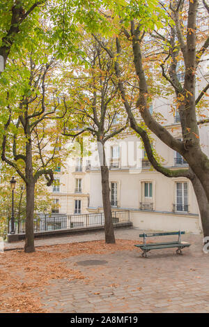 Paris, romantischer Ort in Montmartre im Herbst, mit toten Blättern und einer typischen Bank Stockfoto