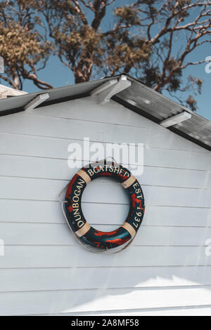 Dunbogan Boatshed, NSW, Australien - 20. Oktober 2019: Detail shot von dekorativen Rettungsinsel an der Dunbogan Boot werfen. Stockfoto