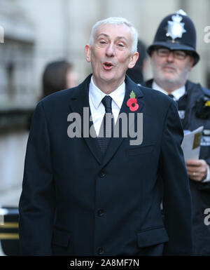 Neue Sprecher des Unterhauses, Sir Lindsay Hoyle und Frau Catherine Swindley in Downing Street für die Erinnerung Sonntag Service am Ehrenmal Gedenkstätte in Whitehall, London. Stockfoto