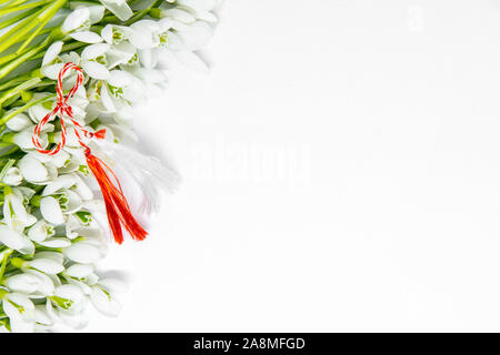 Schneeglöckchen Blumen auf weißem Hintergrund mit Kopie Raum und ersten März Rumänisch Bulgarisch symbolische Tradition angeordnet Stockfoto