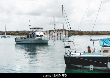 Dunbogan Boatshed, NSW, Australien - 20. Oktober 2019: Landschaftlich schöne Aussicht auf die Boote auf dem ruhigen Camden Haven Einlass-/Fluss. Stockfoto