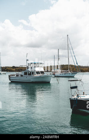 Dunbogan Boatshed, NSW, Australien - 20. Oktober 2019: Landschaftlich schöne Aussicht auf die Boote auf dem ruhigen Camden Haven Einlass-/Fluss. Stockfoto