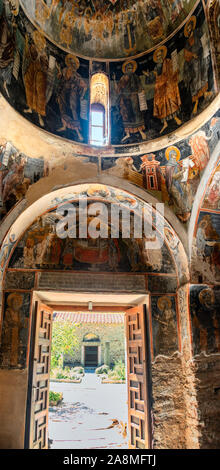 Eindrücke und Blick auf die Kirche des Klosters auf dem Berg Imitos Kesariani Stockfoto