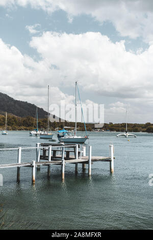 Dunbogan Boatshed, NSW, Australien - 20. Oktober 2019: Landschaftlich schöne Aussicht auf die Boote auf dem ruhigen Camden Haven Einlass-/Fluss. Stockfoto