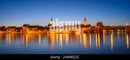 Panorama, Stadtblick, Kitzingen am Main während der Blauen Stunde, Unterfranken, Bayern, Deutschland Stockfoto