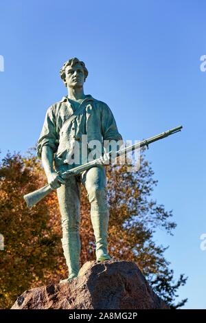 Bronzestatue Mann mit Gewehr, Gedenkstätte für die Minute Man John Parker, Lexington Schlacht Grün, Lexington, Massachusetts, USA Stockfoto