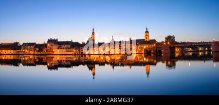 Panorama, Stadtblick, Kitzingen am Main während der Blauen Stunde, Unterfranken, Bayern, Deutschland Stockfoto