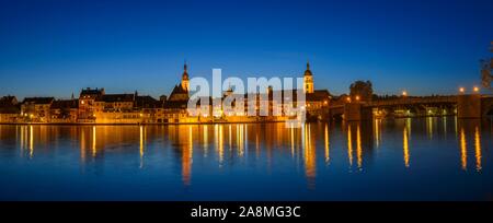 Panorama, Stadtblick, Kitzingen am Main während der Blauen Stunde, Unterfranken, Bayern, Deutschland Stockfoto