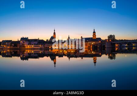 Panorama, Stadtblick, Kitzingen am Main während der Blauen Stunde, Unterfranken, Bayern, Deutschland Stockfoto