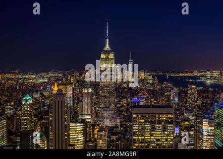 Blick auf Midtown und Downtown Manhattan und Empire State Building von der Spitze des Felsens Observation Center bei Nacht, Rockefeller Center, Manhattan, New Stockfoto