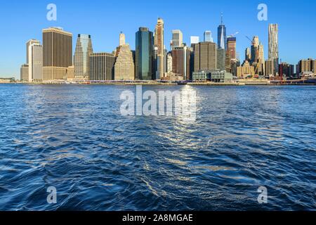 Blick vom Pier 1 über den East River auf die Skyline von Manhattan, Dumbo, Downtown Brooklyn, Brooklyn, New York Stockfoto