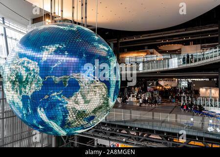 Große Kugel hängt von der Decke, National Museum der aufstrebenden Wissenschaft und Innovation, Miraikan, Tokio, Japan Stockfoto