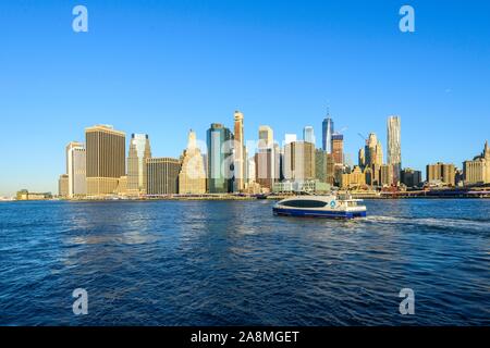 Fähre, NYC Fähre auf den East River, den Blick vom Pier 1 auf die Skyline von Manhattan, Dumbo, Downtown Brooklyn, Brooklyn, New York Stockfoto