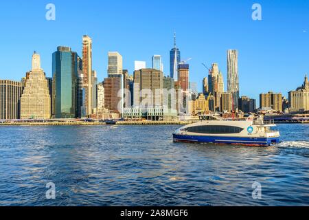 Fähre, NYC Fähre auf den East River, den Blick vom Pier 1 auf die Skyline von Manhattan, Dumbo, Downtown Brooklyn, Brooklyn, New York Stockfoto