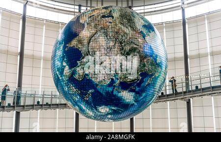 Große Kugel hängt von der Decke, National Museum der aufstrebenden Wissenschaft und Innovation, Miraikan, Tokio, Japan Stockfoto