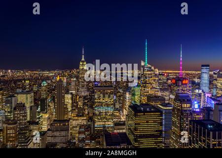 Blick auf Midtown und Downtown Manhattan und Empire State Building von der Spitze des Felsens Observation Center bei Nacht, Rockefeller Center, Manhattan, New Stockfoto