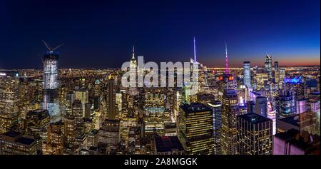 Blick auf Midtown und Downtown Manhattan und Empire State Building von der Spitze des Felsens Observation Center bei Nacht, Rockefeller Center, Manhattan, New Stockfoto