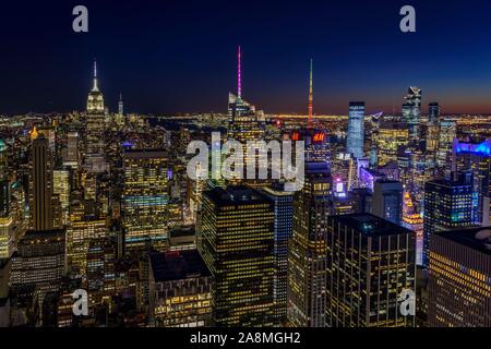 Blick auf Midtown und Downtown Manhattan und Empire State Building von der Spitze des Felsens Observation Center bei Nacht, Rockefeller Center, Manhattan, New Stockfoto