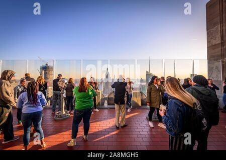 Touristen auf der Aussichtsplattform mit Blick auf Midtown und Downtown Manhattan und Empire State Building, oben auf dem Felsen Observation Center, Rockefeller Stockfoto