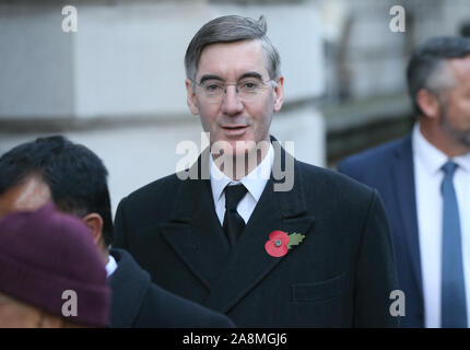 Führer des Unterhauses Jakob Rees-Mogg in Downing Street ankommen für die Erinnerung Sonntag Service am Ehrenmal Gedenkstätte in Whitehall, London. Stockfoto