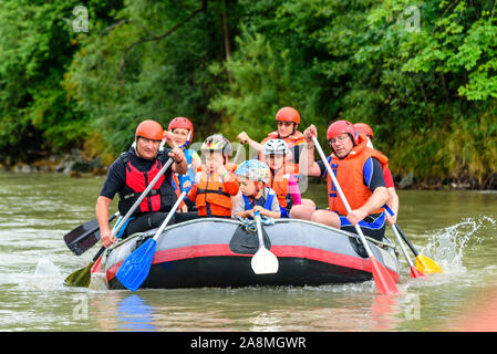 River Rafting mit Familien und Kindern auf der Iller in den Allgäuer Alpen Stockfoto