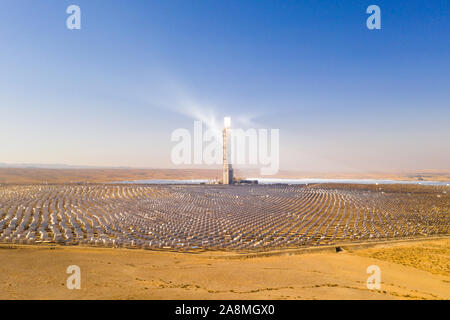 Solarkraftwerk-Spiegel, die die Sonnenstrahlen auf einen Kollektorturm fokussieren, um erneuerbare, schadstofffreie Energie zu erzeugen - Luftbild. Stockfoto