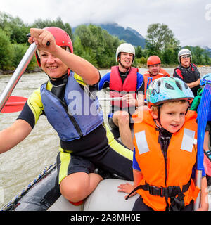 River Rafting mit Familien und Kindern auf der Iller in den Allgäuer Alpen Stockfoto